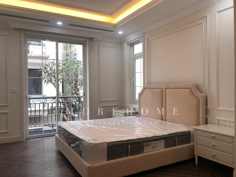 Công việc thiết kế và thi công một chiếc giường gỗ tự nhiên màu trắng với chân tân cổ điển sẽ làm nên một không gian tiện nghi và thẩm mỹ hơn. Đây sẽ là một tô điểm thêm để trang trí phòng ngủ của bạn.