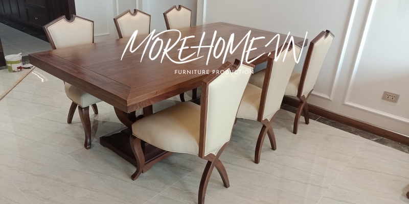 Sự sang trọng và thẩm mỹ của gia chủ được thể hiện qua việc thi công bộ bàn ăn 6 ghế khung gỗ tự nhiên bọc da màu be tiện lợi.